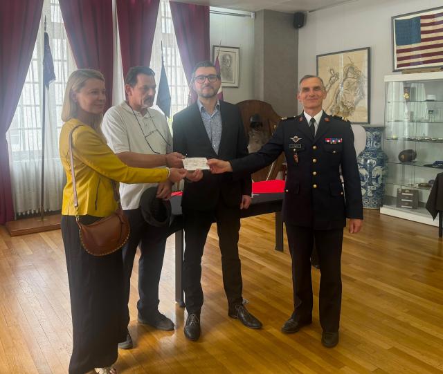 Remise du chèque pour les militaires blessés au directeur du service départemental de l’ONaCVG de Maine-et-Loire par Karine ENGEL, adjointe au maire d’Angers en charge de la citoyenneté et des anciens combattants, Philippe KERVOELEN, responsable de la section « Sports de combat » et le colonel Boris EBLIN, président du CSAD de l’école du génie d’Angers